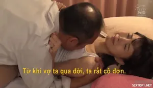 Một cô gái Thái có vòng 1 khủng với tất đen và đôi chân đẹp đang có vóc dáng tuyệt vời. Cô ấy tắm trong bồn tắm và quan hệ với âm hộ của mình. Cô ấy quan hệ với cô bé từ phía sau và xoa bóp ngực cô bé. Cô ấy di chuyển đến ghế sofa và cưỡi lên con mèo của mình.