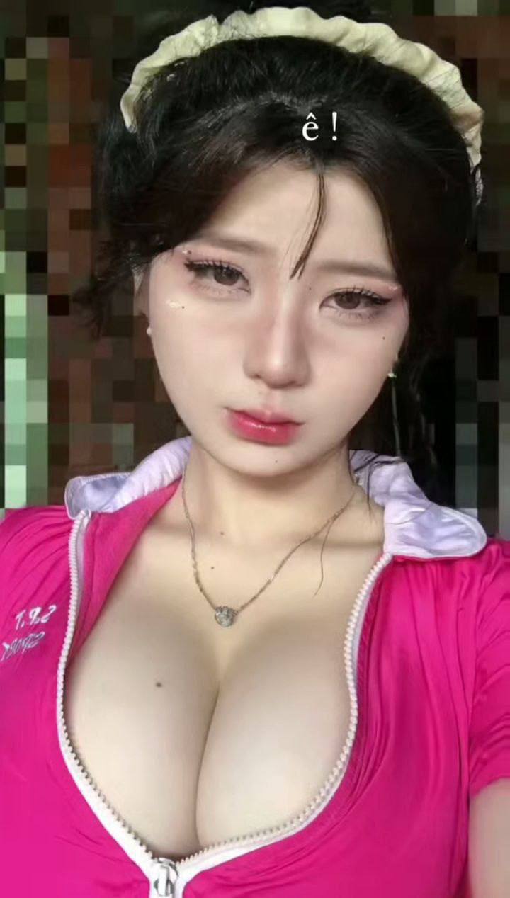 Thấy chị thủ dâm dưới bếp, em trai lao vào địt